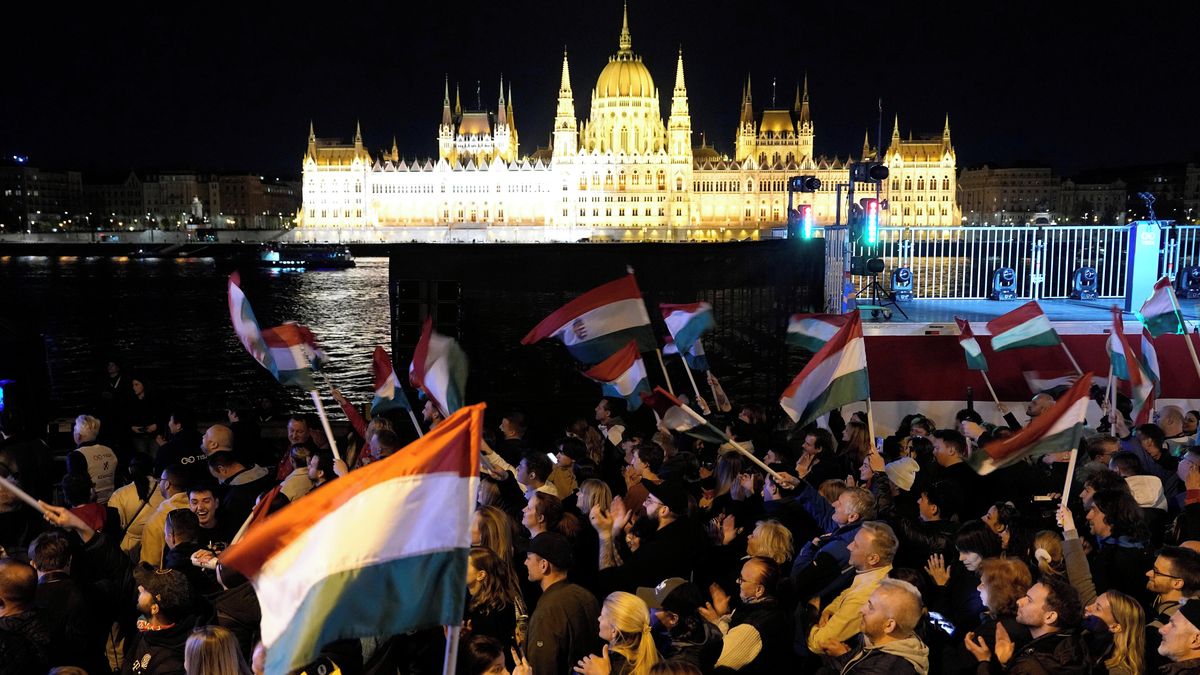 Příznivci opozice slaví vítězství na dunajském nábřeží v Budapešti